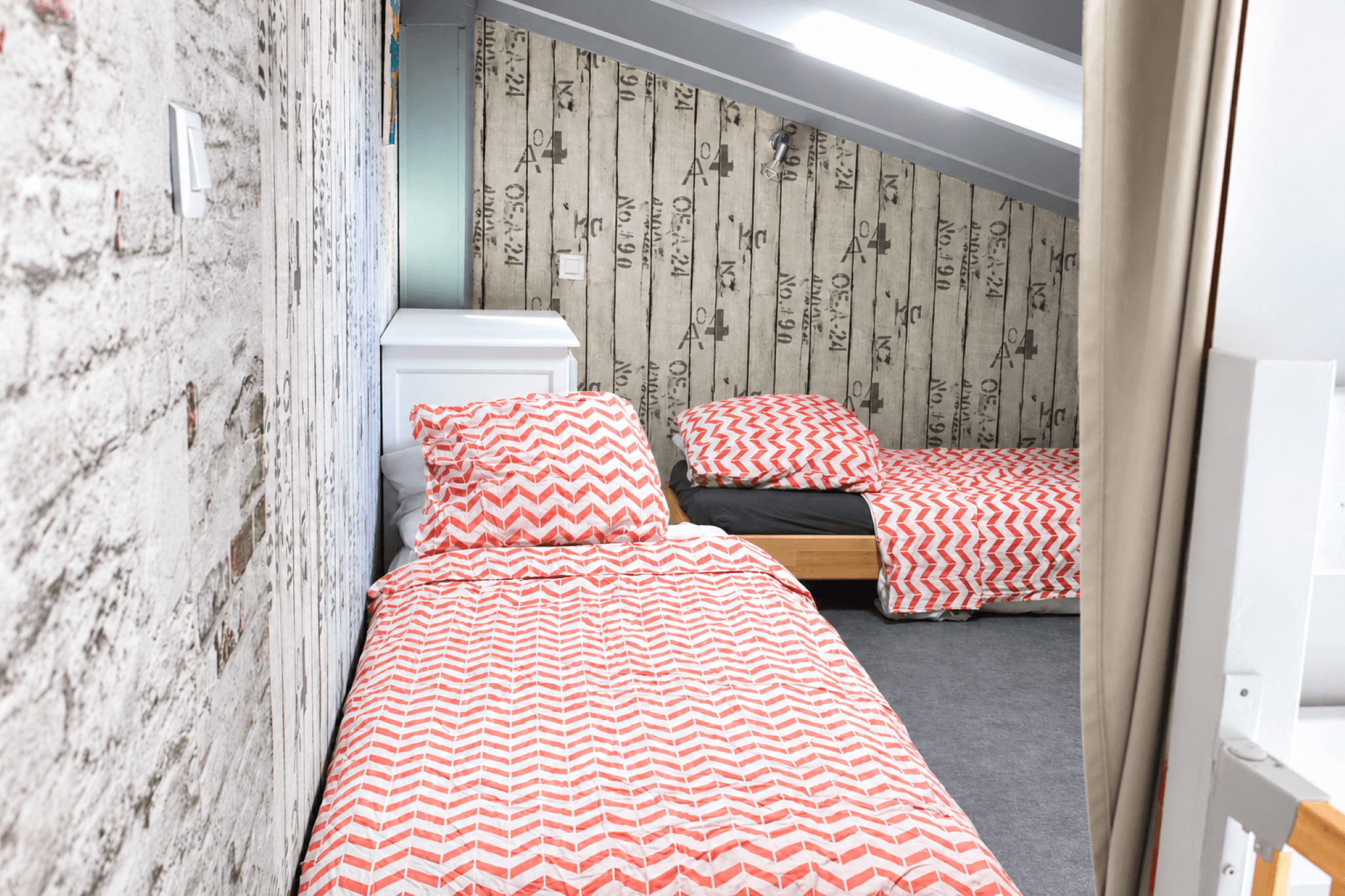 Petite chambre à l'étage sous les toits pour 3 enfants ou adolescents