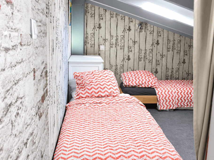 Petite chambre à l'étage sous les toits pour 3 enfants ou adolescents