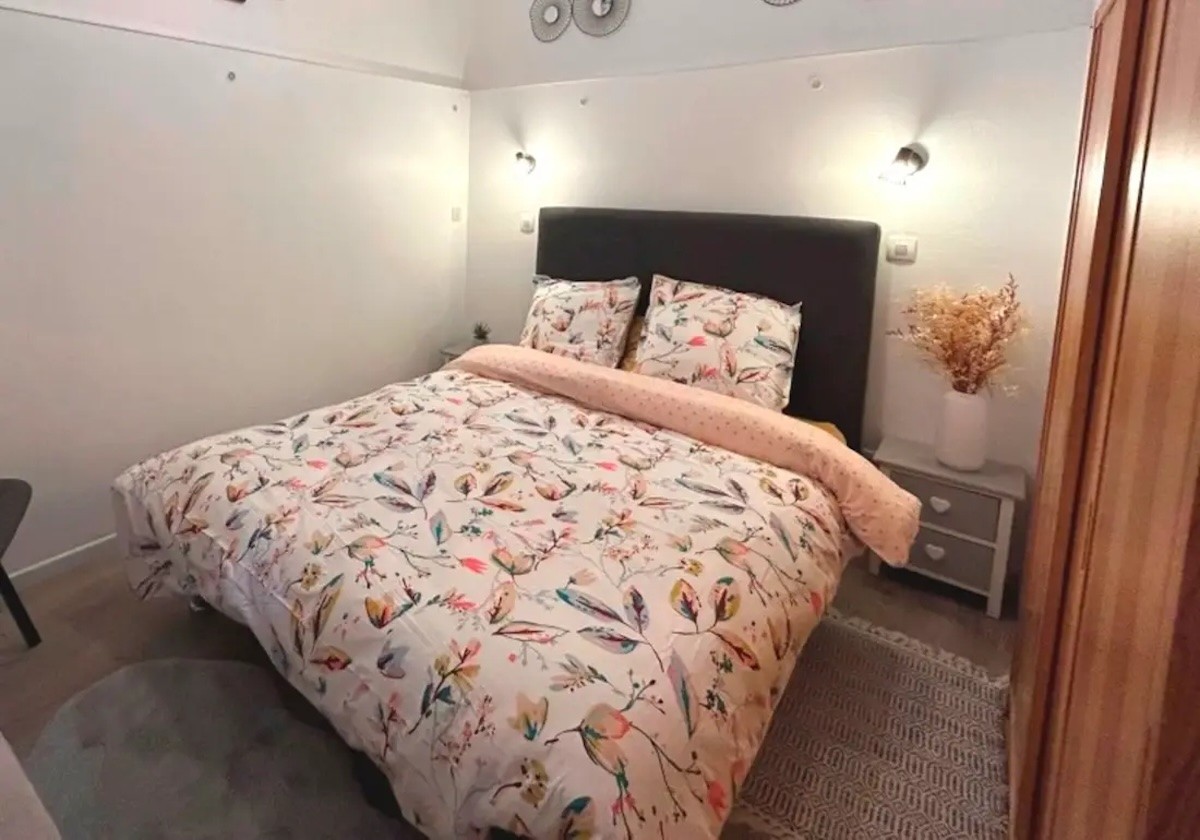 Bedroom with 140 cm bed