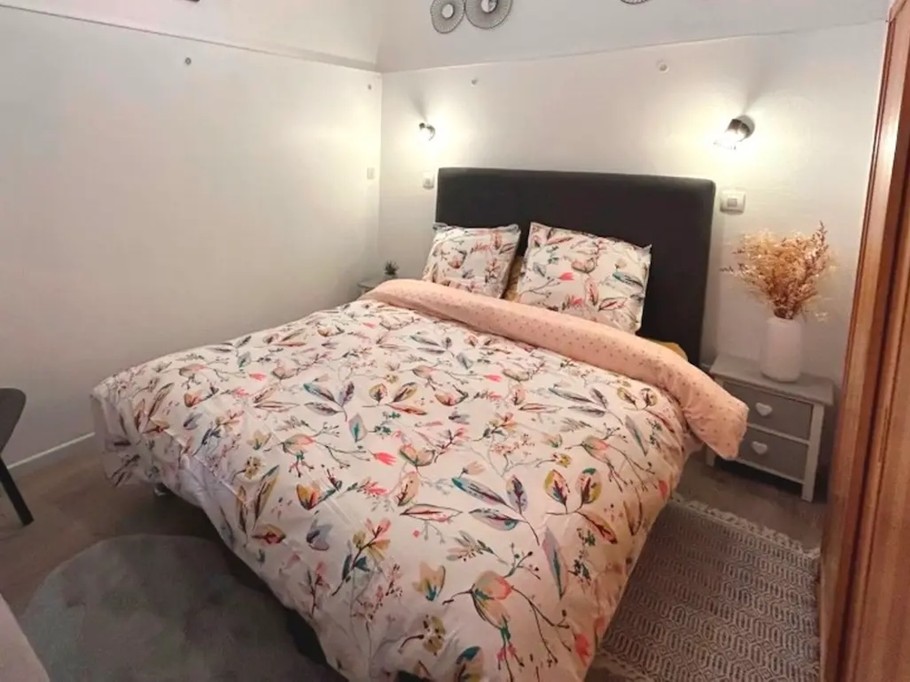 Bedroom with 140 cm bed