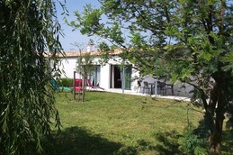Maison L'Espadot sur l'ile d'Oléron, détente côté terrasse et jardin