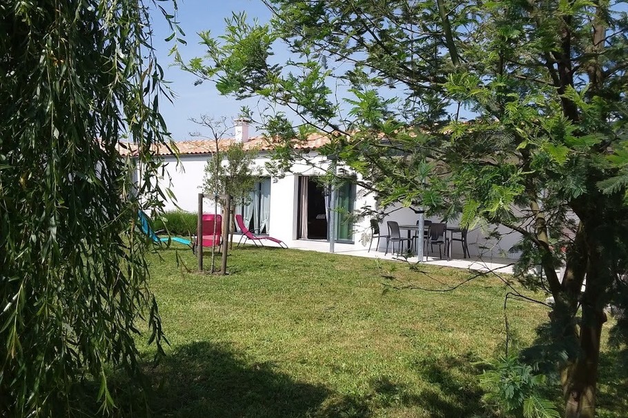 Maison L'Espadot sur l'ile d'Oléron, détente côté terrasse et jardin
