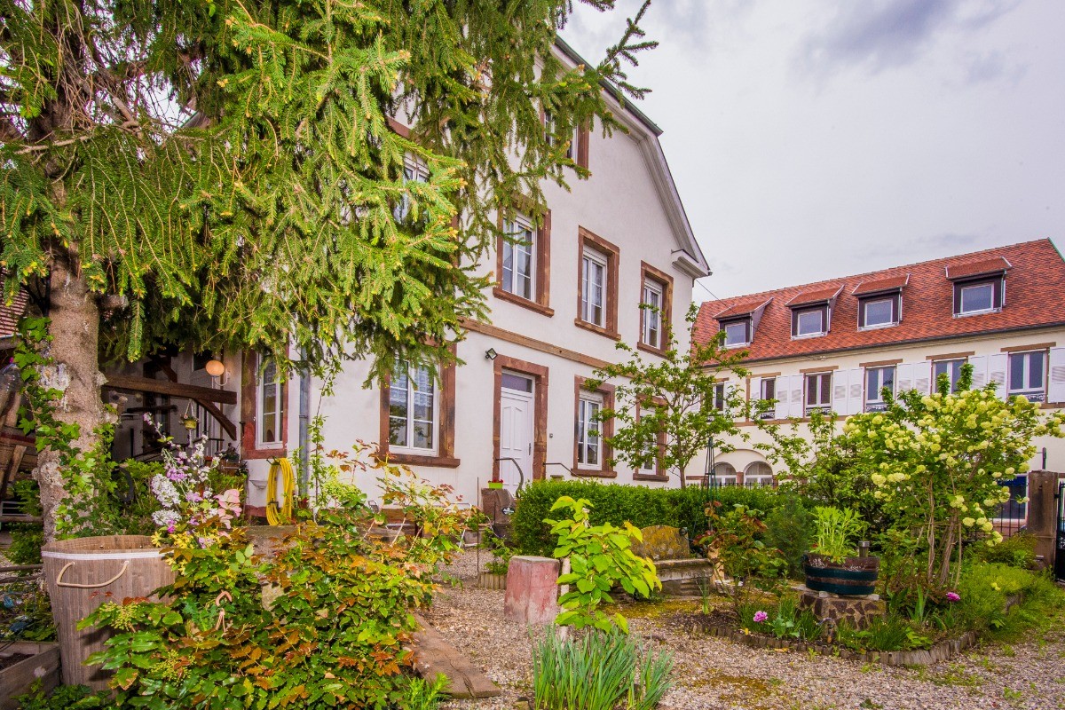 Au 1er étage : gîte chez Michèle et Christian, entrée par le côté