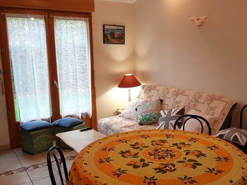 Pièce de vie avec coin séjour et coin salon. 
Crédits photo : Clévacances 35