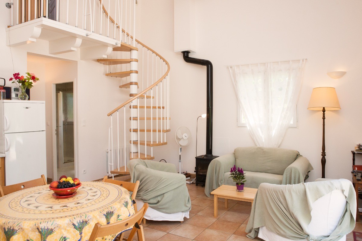 Salon et accès à la deuxième chambre