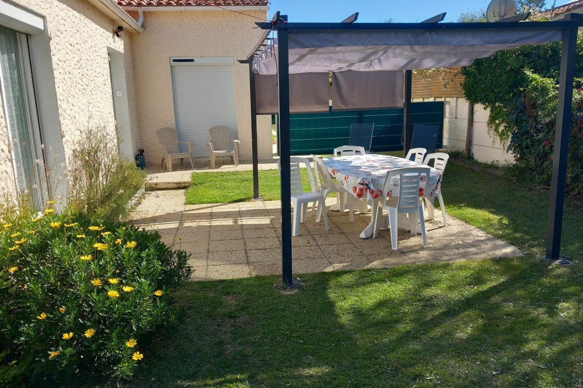 Terrasse vue depuis le parking