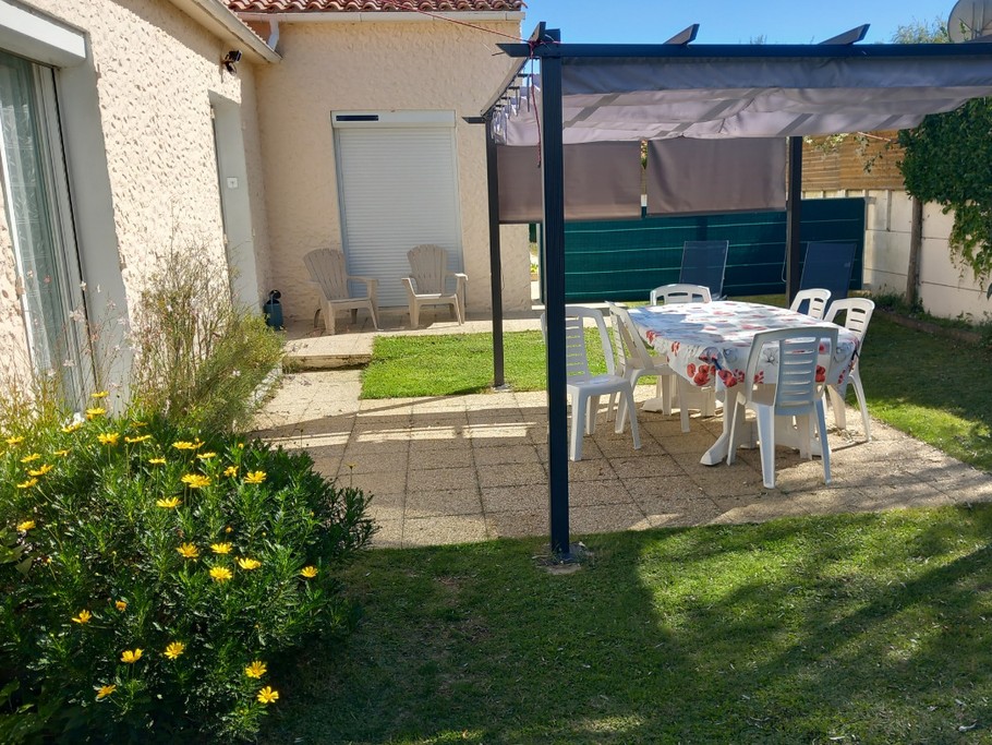 Terrasse vue depuis le parking