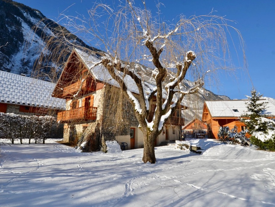 Les Petites Sources en hiver avec le chalet Silènes