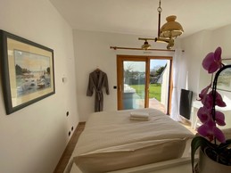 Chambre 1 avec lit 160x200, grand dressing, coiffeuse et accès sur la terrasse avec spa