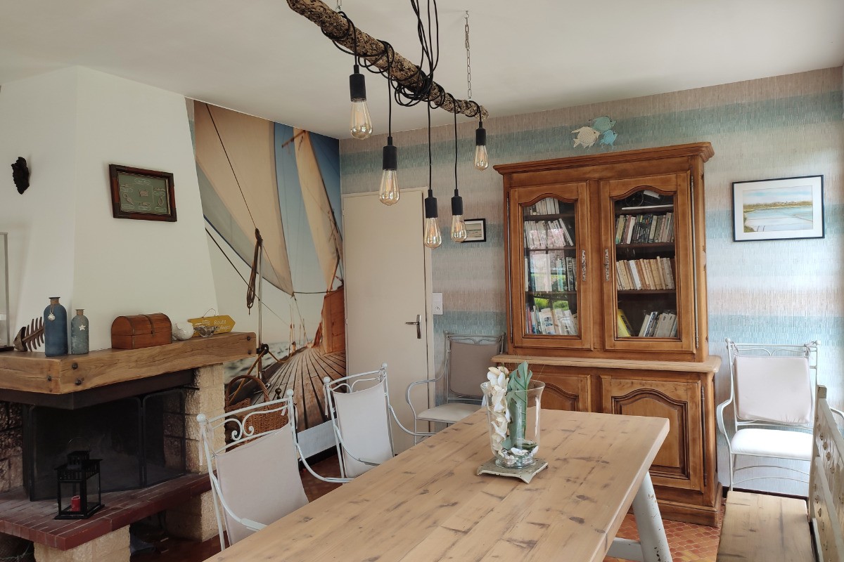 Salle à manger et sa cheminée