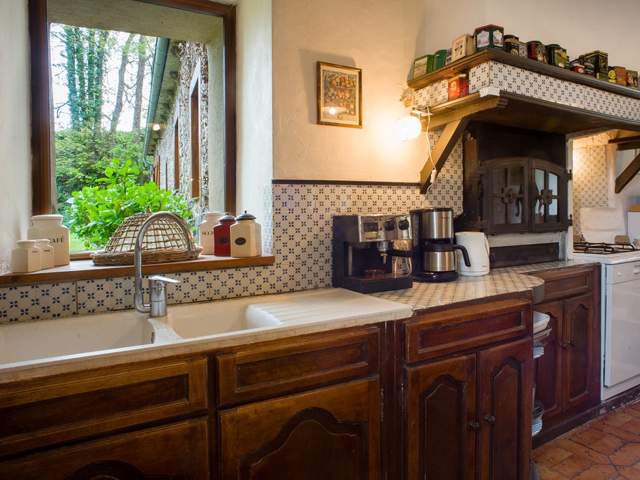 La cuisine et son évier devant la fenêtre, au rez-de-chaussée
