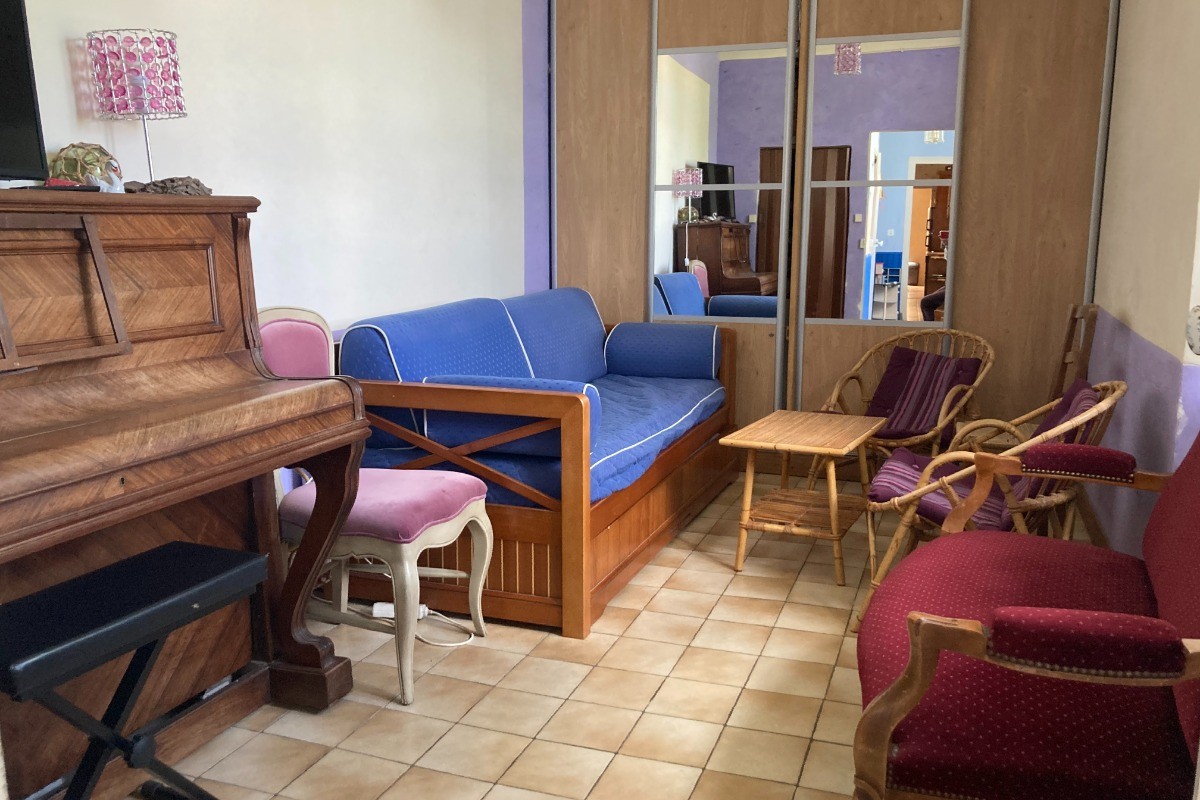 Petit salon au RDC avec piano.
Couchages supplémentaires possibles dans le canapé-lit. 
La maison dispose de 3 télévisions avec nombreuses chaînes Freebox, lecteur Blu-ray, radio et lecteur CD.