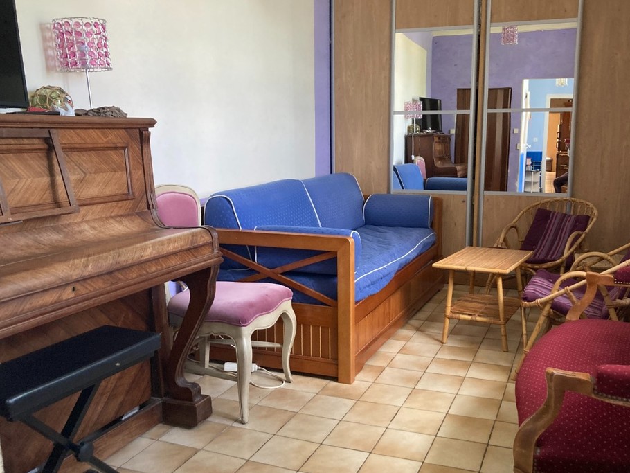 Petit salon au RDC avec piano.
Couchages supplémentaires possibles dans le canapé-lit. 
La maison dispose de 3 télévisions avec nombreuses chaînes Freebox, lecteur Blu-ray, radio et lecteur CD.