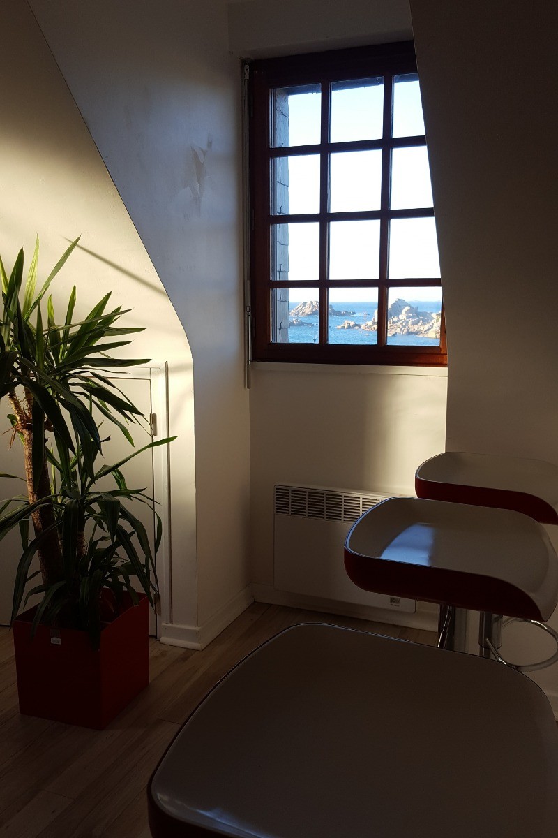 Vue de l'entrée et du coin petit déjeuner sur la mer