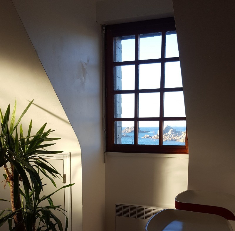 Vue de l'entrée et du coin petit déjeuner sur la mer