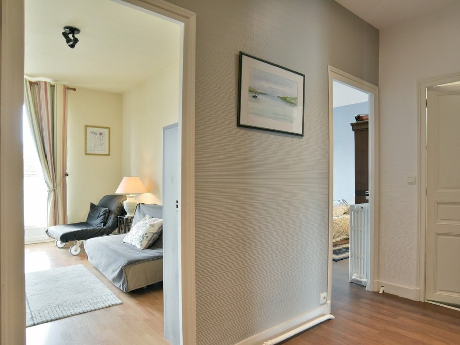 Répartition des pièces : à gauche le 2nd salon avec canapé-lit convertible, à droite à la chambre indépendante pour 2 personnes.