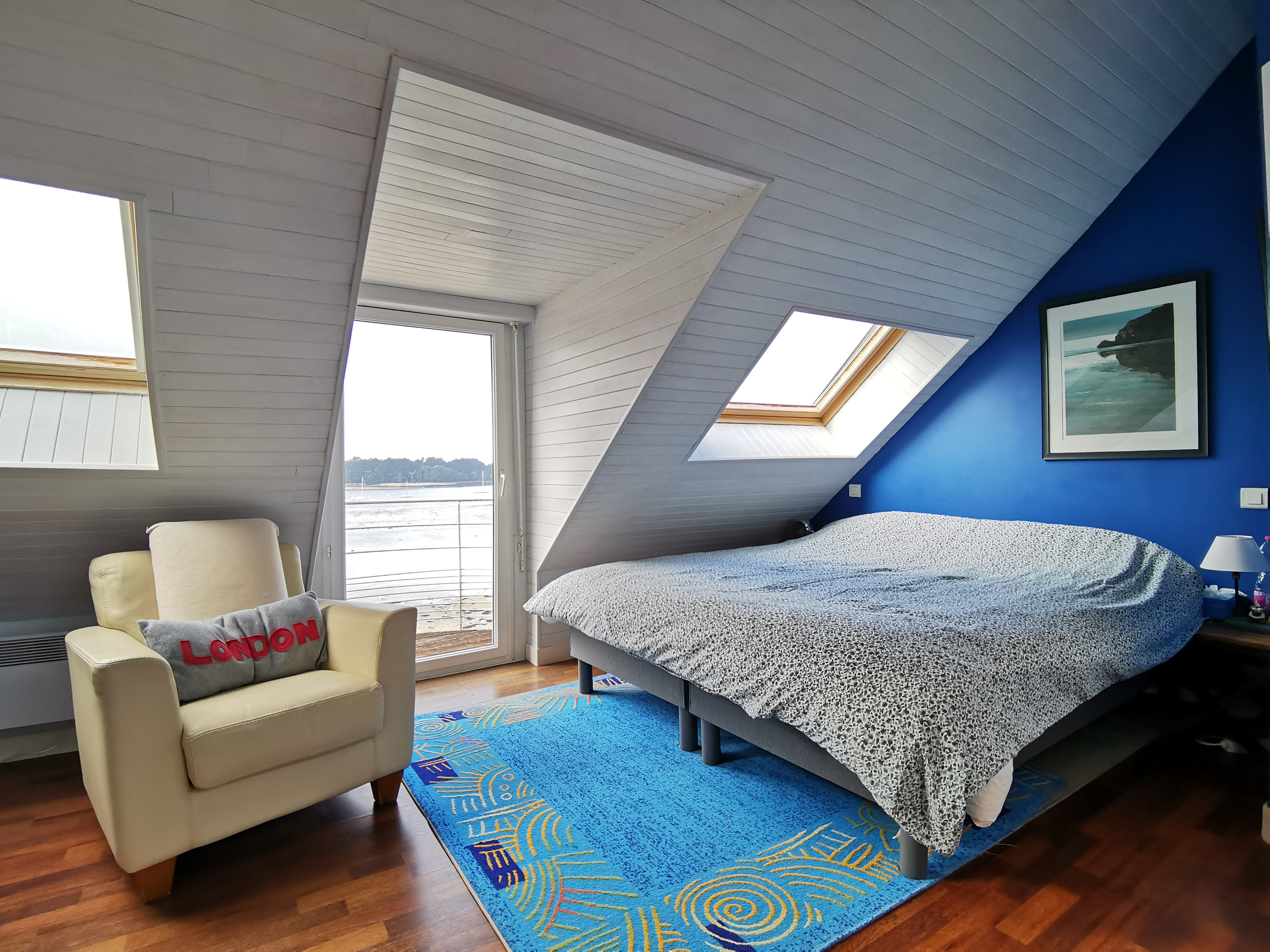 Au 2eme etage : une chambre avec balcon et sde-wc