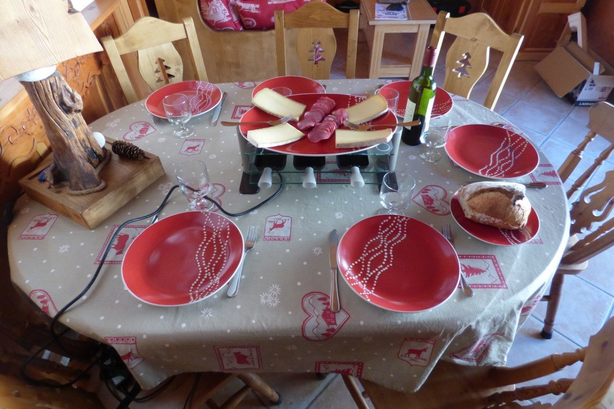 Raclette sur une jolie table dressée