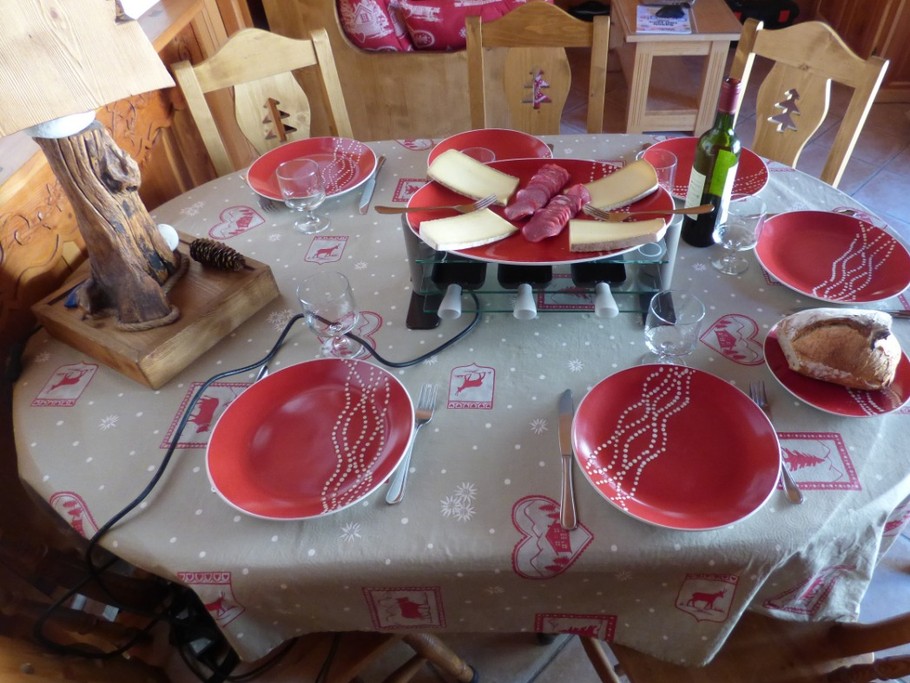 Raclette sur une jolie table dressée