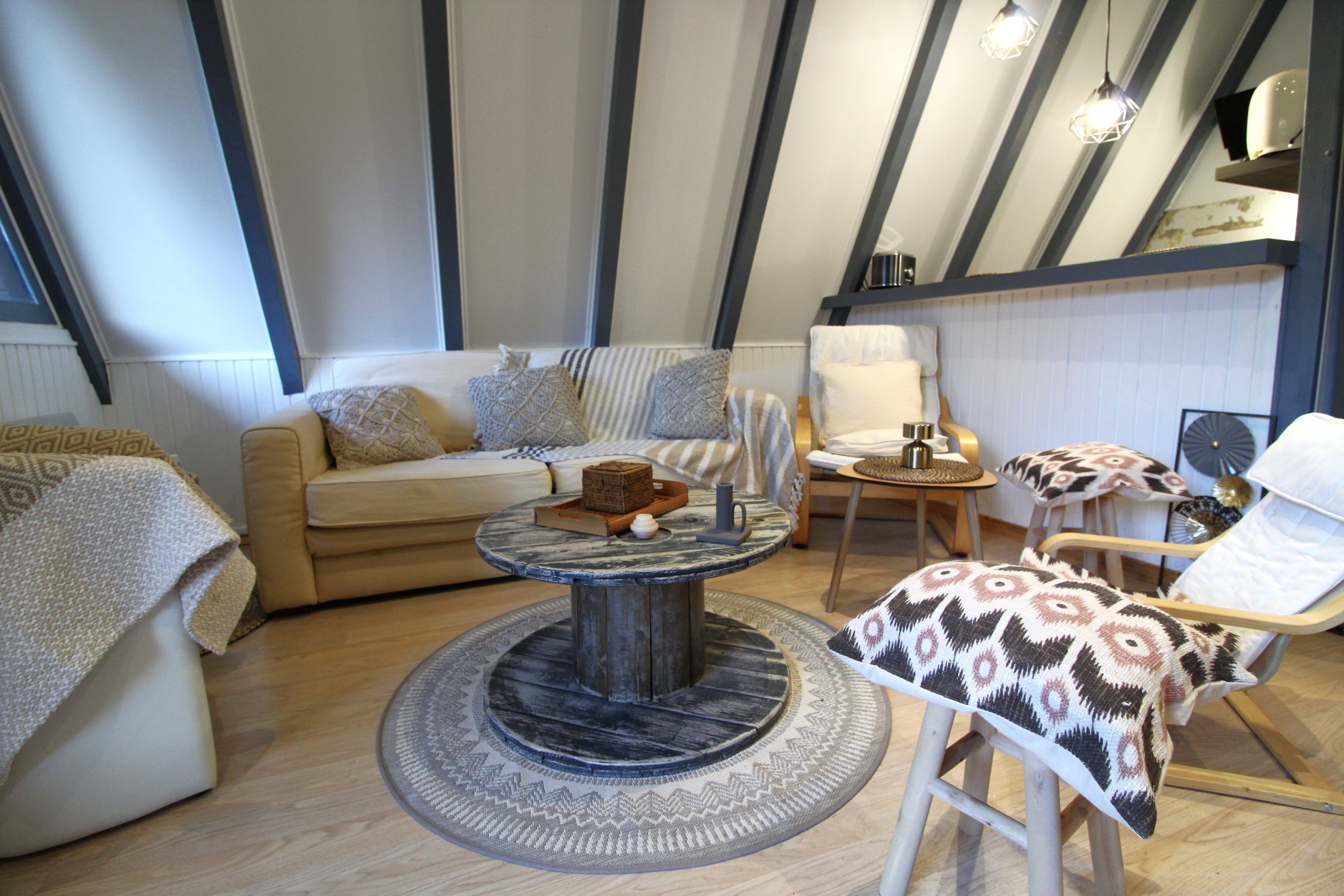 Espace salon avec couchage - Chalet atypique en A, l'Armorique, en pleine nature dans les Vosges