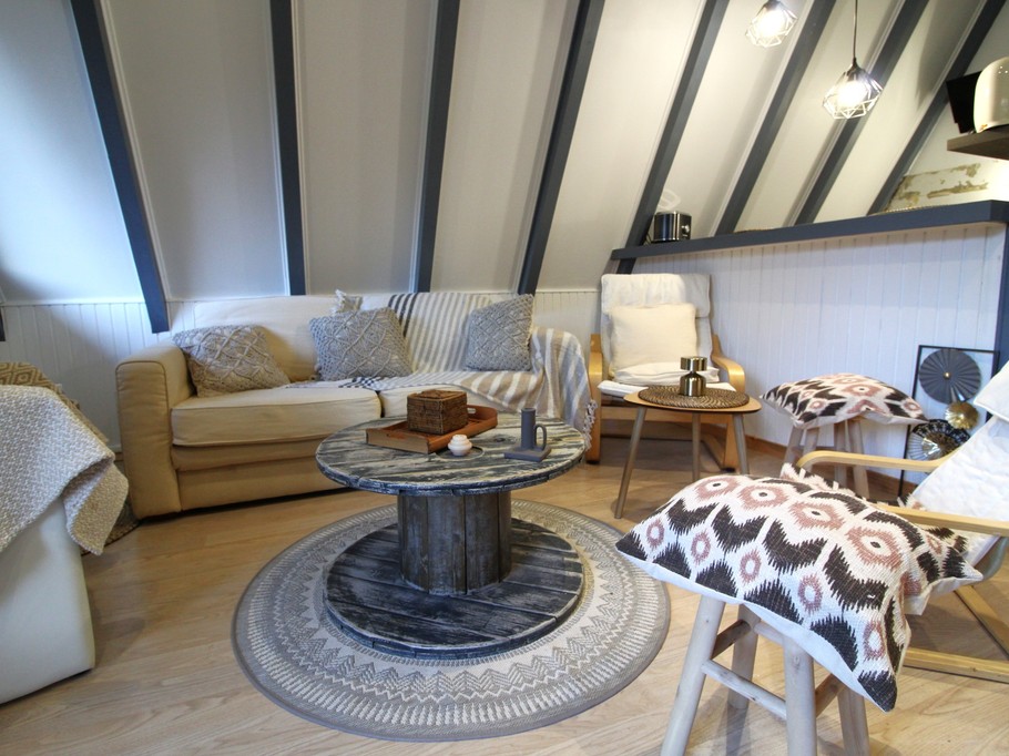 Espace salon avec couchage - Chalet atypique en A, l'Armorique, en pleine nature dans les Vosges