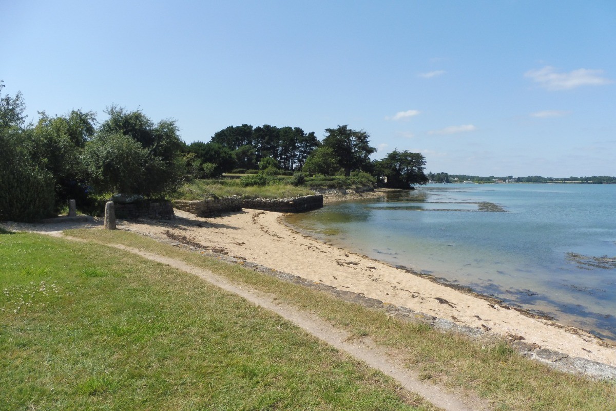 La plage et le sentier côtier GR34 à 70m