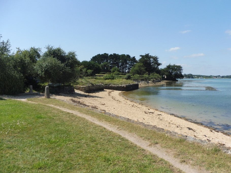 La plage et le sentier côtier GR34 à 70m
