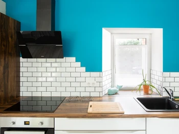 Pièce de vie avec cuisine entièrement équipée.