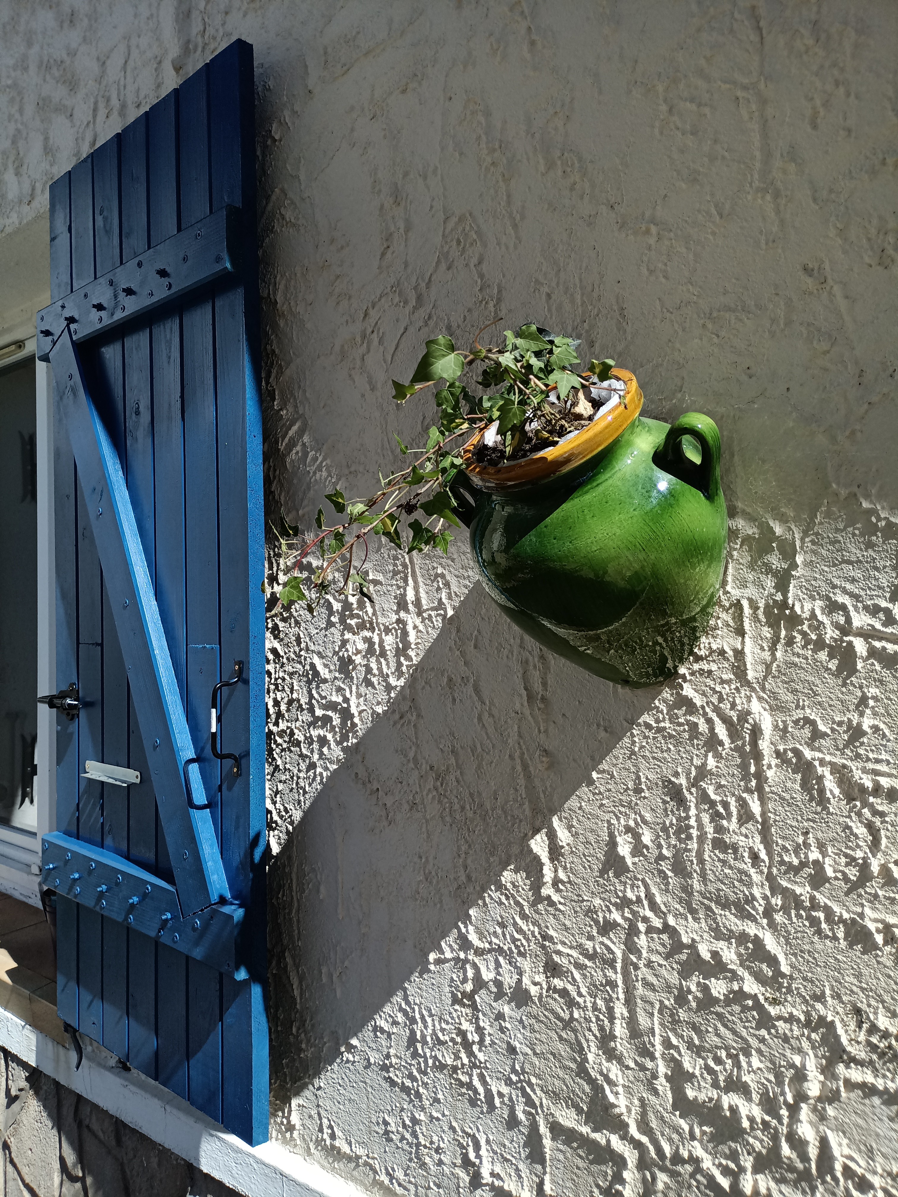 The window box and the blue shutters – welcome!