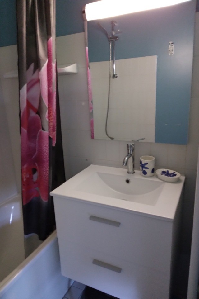 Salle de bains avec baignoire