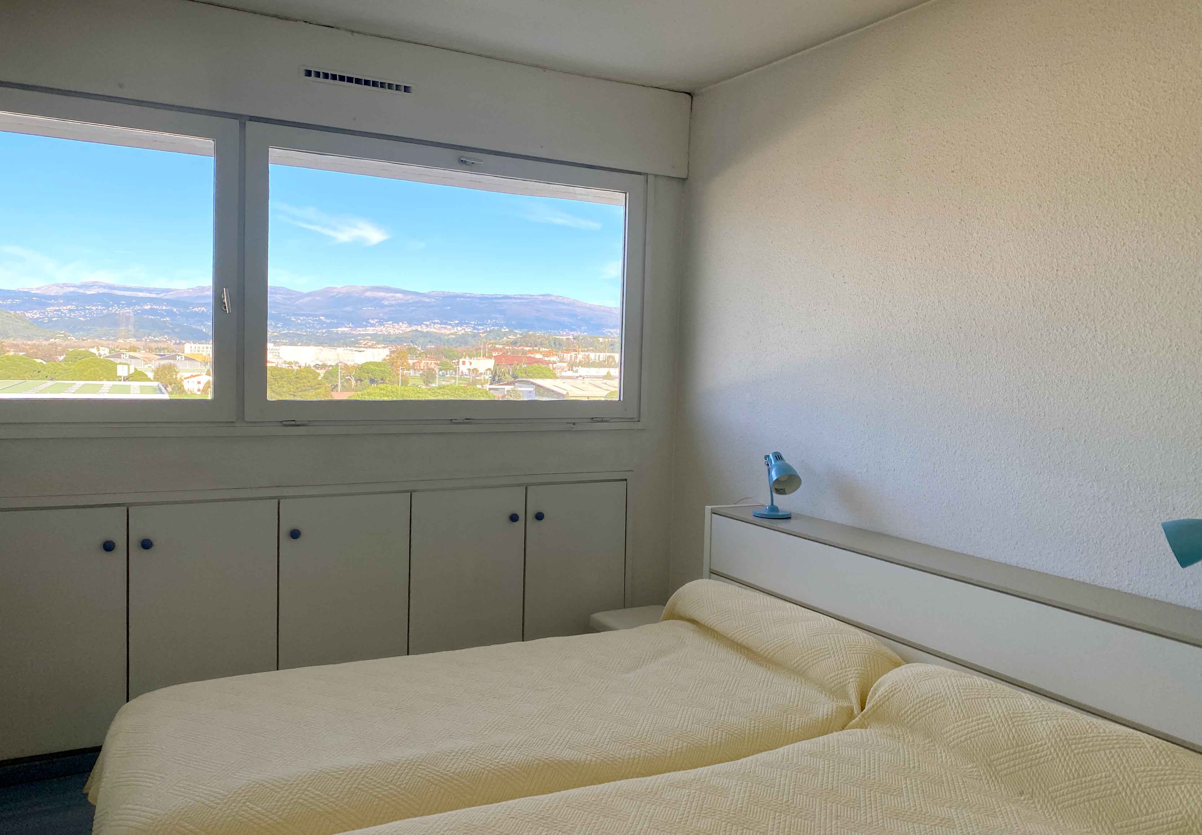 Chambre indépendante avec 2 lits en 90, pouvant être rapprochés, et vue sur l'arrière pays Cannois : Grasse