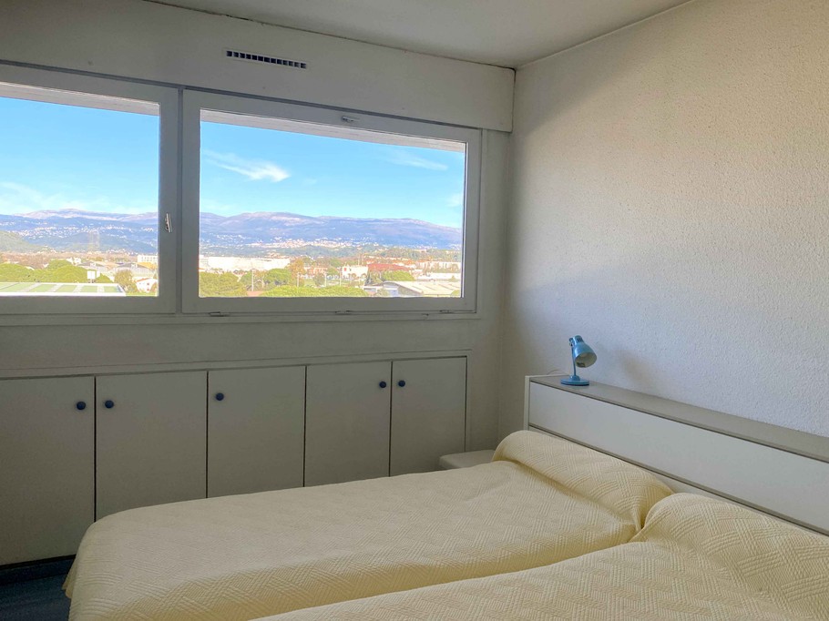 Chambre indépendante avec 2 lits en 90, pouvant être rapprochés, et vue sur l'arrière pays Cannois : Grasse