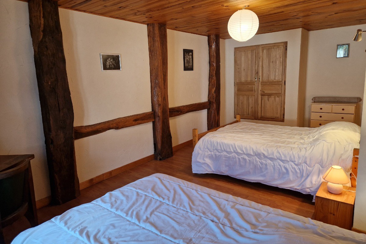 Chambre 1 avec 1 lit double et 1 lit simple électrique - Gîte Vosgien Chez Capucine et Mirabelle à BELLEFONTAINE 88