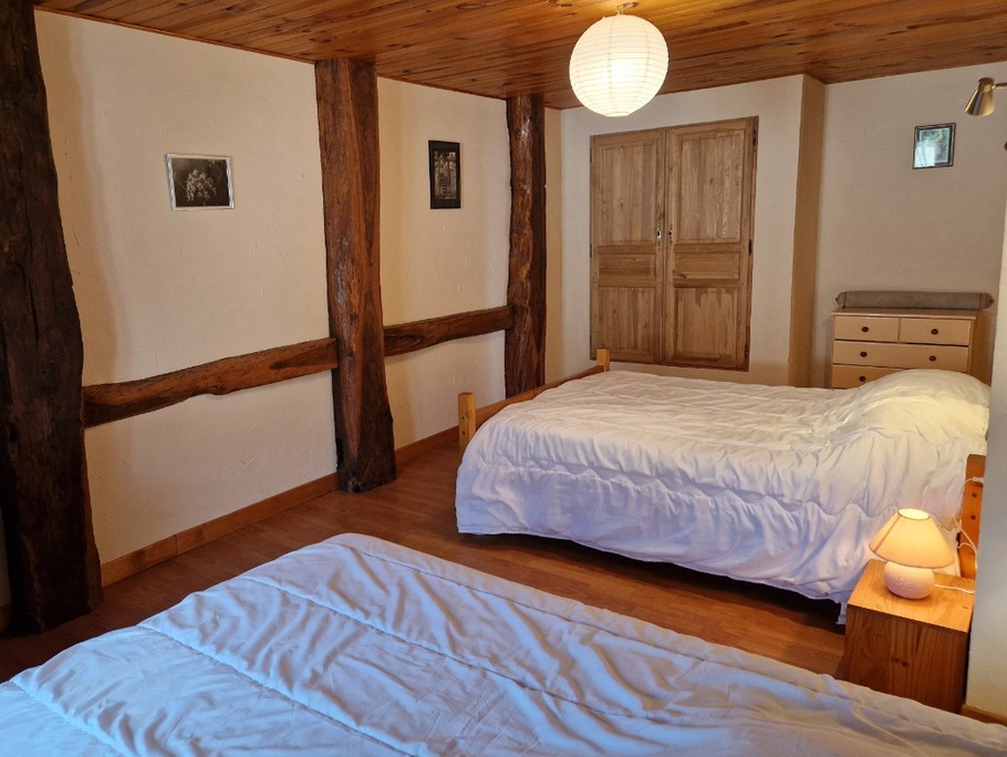 Chambre 1 avec 1 lit double et 1 lit simple électrique - Gîte Vosgien Chez Capucine et Mirabelle à BELLEFONTAINE 88