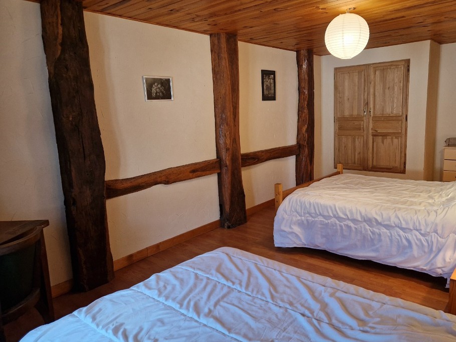 Chambre 1 avec 1 lit double et 1 lit simple électrique - Gîte Vosgien Chez Capucine et Mirabelle à BELLEFONTAINE 88