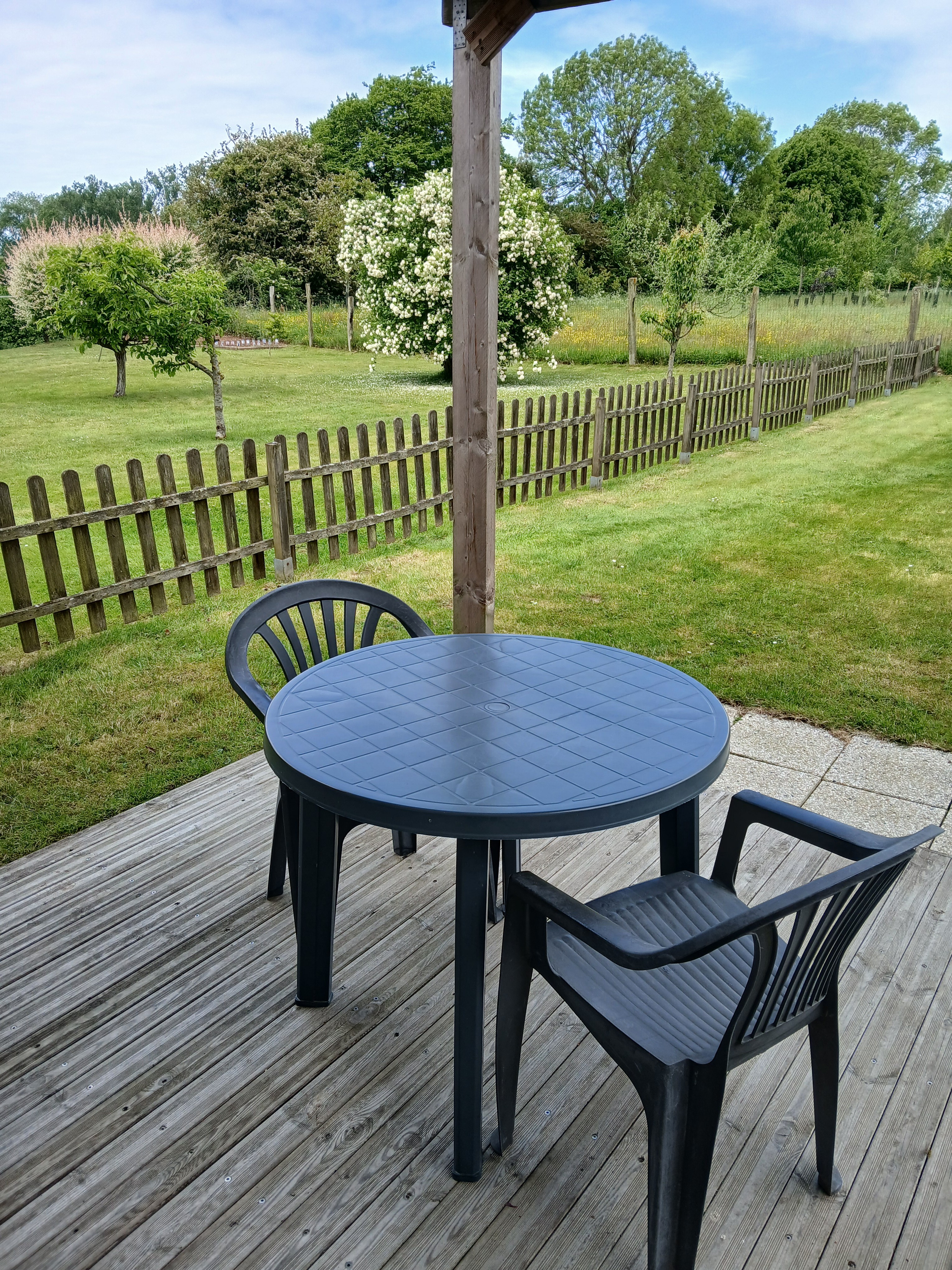 Terrasse avec jardin et salon de jardin Chambre d'hôtes Nibas La Somme