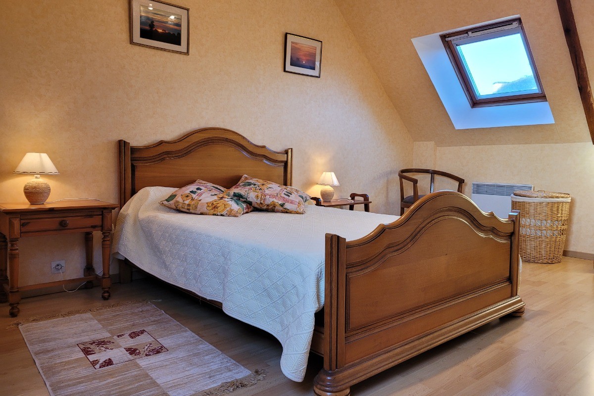 Guezou, Location à Plouha, Clévacances, chambre de l'étage (droite) avec lit double