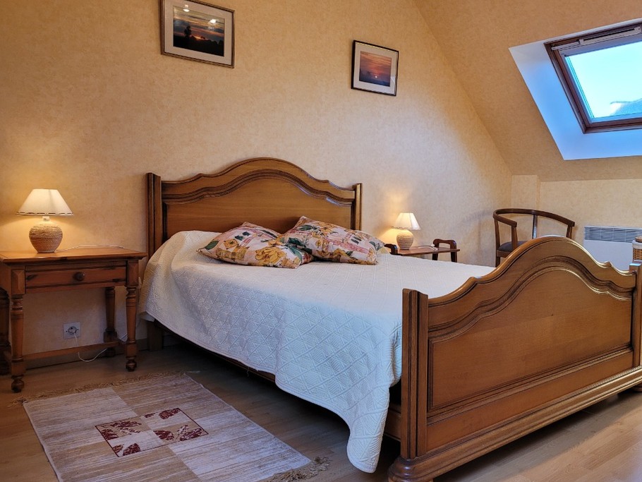 Guezou, Location à Plouha, Clévacances, chambre de l'étage (droite) avec lit double