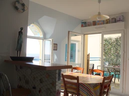 Cuisine ouverte sur le séjour (vue mer)