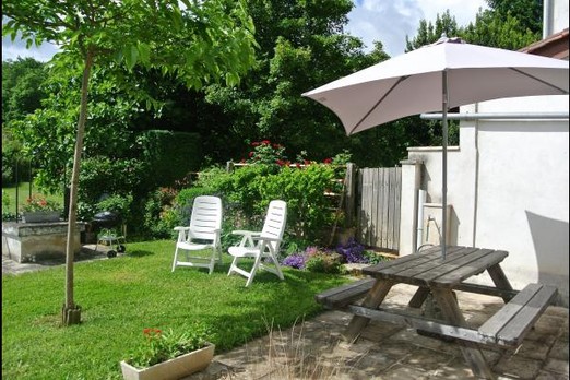 La terrasse avec jardin clos - Gîte la Boisse - Rancogne en Charente