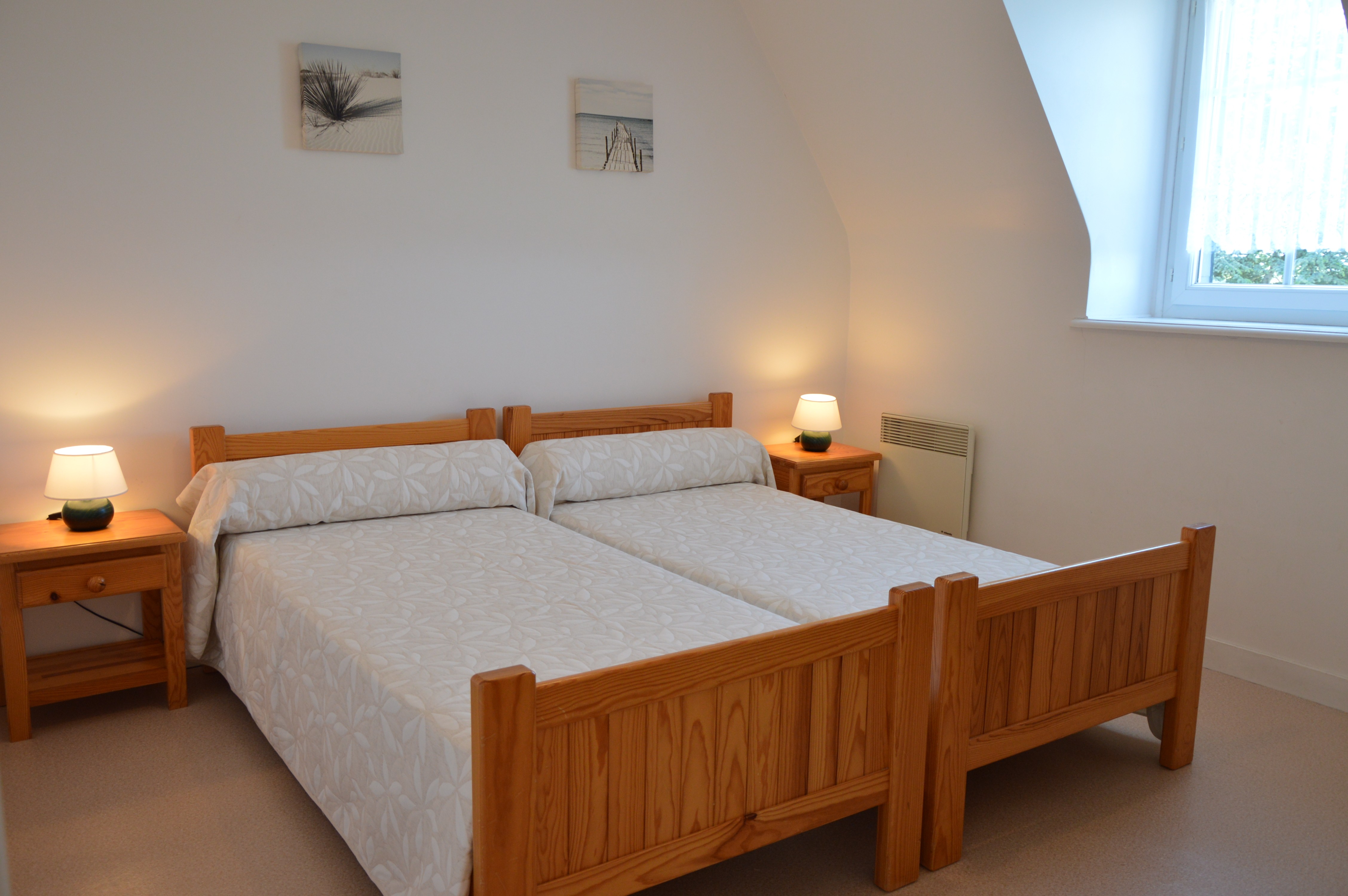 Chambre indépendante pour 2 personnes avec 2 lits 90x190 cm, commode, armoire et chaise.