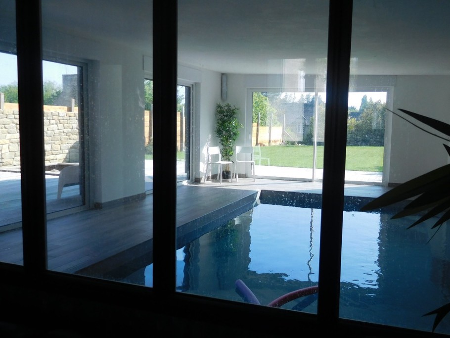 Coin salon avec vue sur la piscine