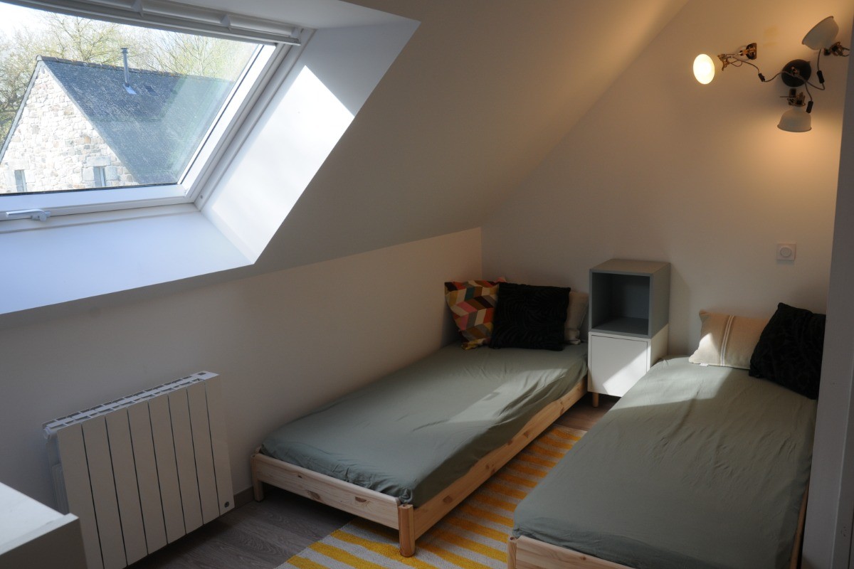 GALLET-SERRA location de vacances, Lanrodec, Clévacances, l'espace mezzanine chambre communicante 2 lits simples de 90