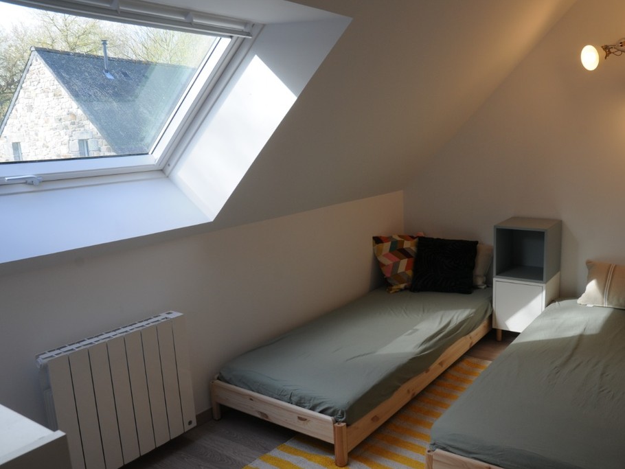 GALLET-SERRA location de vacances, Lanrodec, Clévacances, l'espace mezzanine chambre communicante 2 lits simples de 90