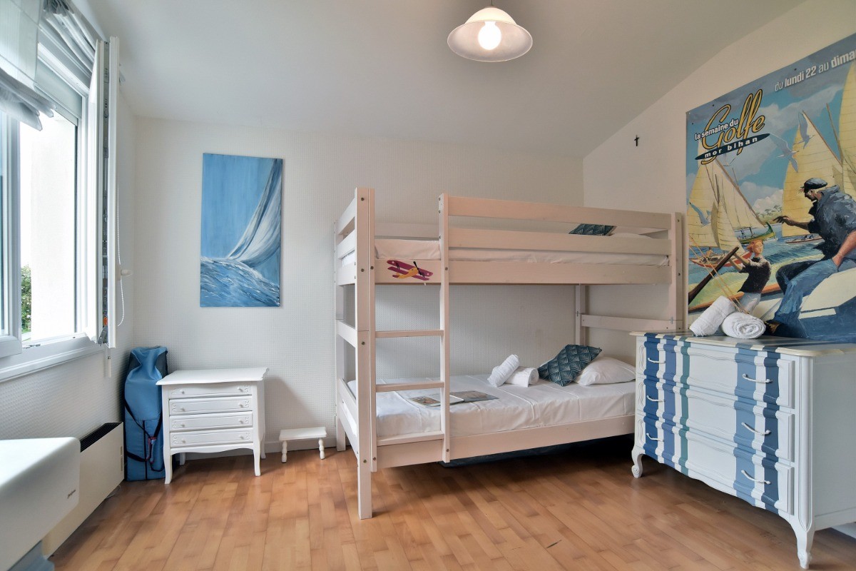 Chambre avec lits superposés idéale pour enfants avec un point d'eau