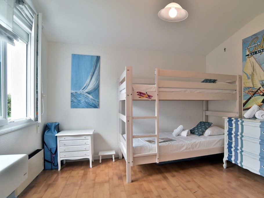 Chambre avec lits superposés idéale pour enfants avec un point d'eau