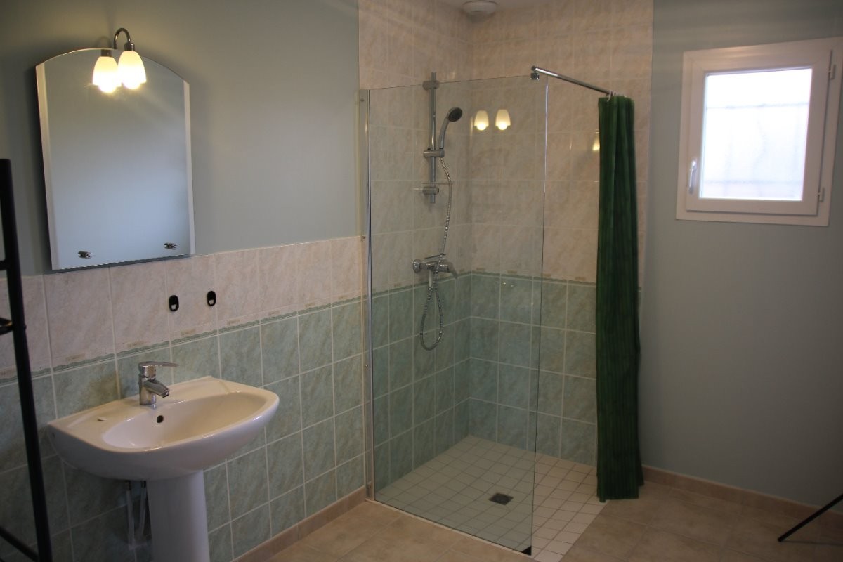 Maison indépendante avec jardin à Noirétable - Salle d'eau