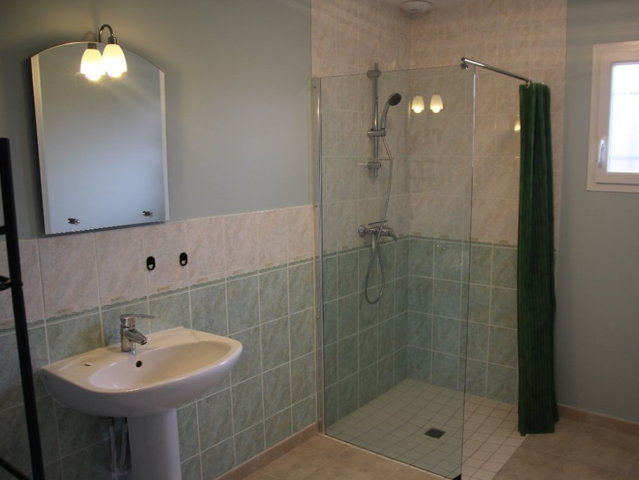 Maison indépendante avec jardin à Noirétable - Salle d'eau