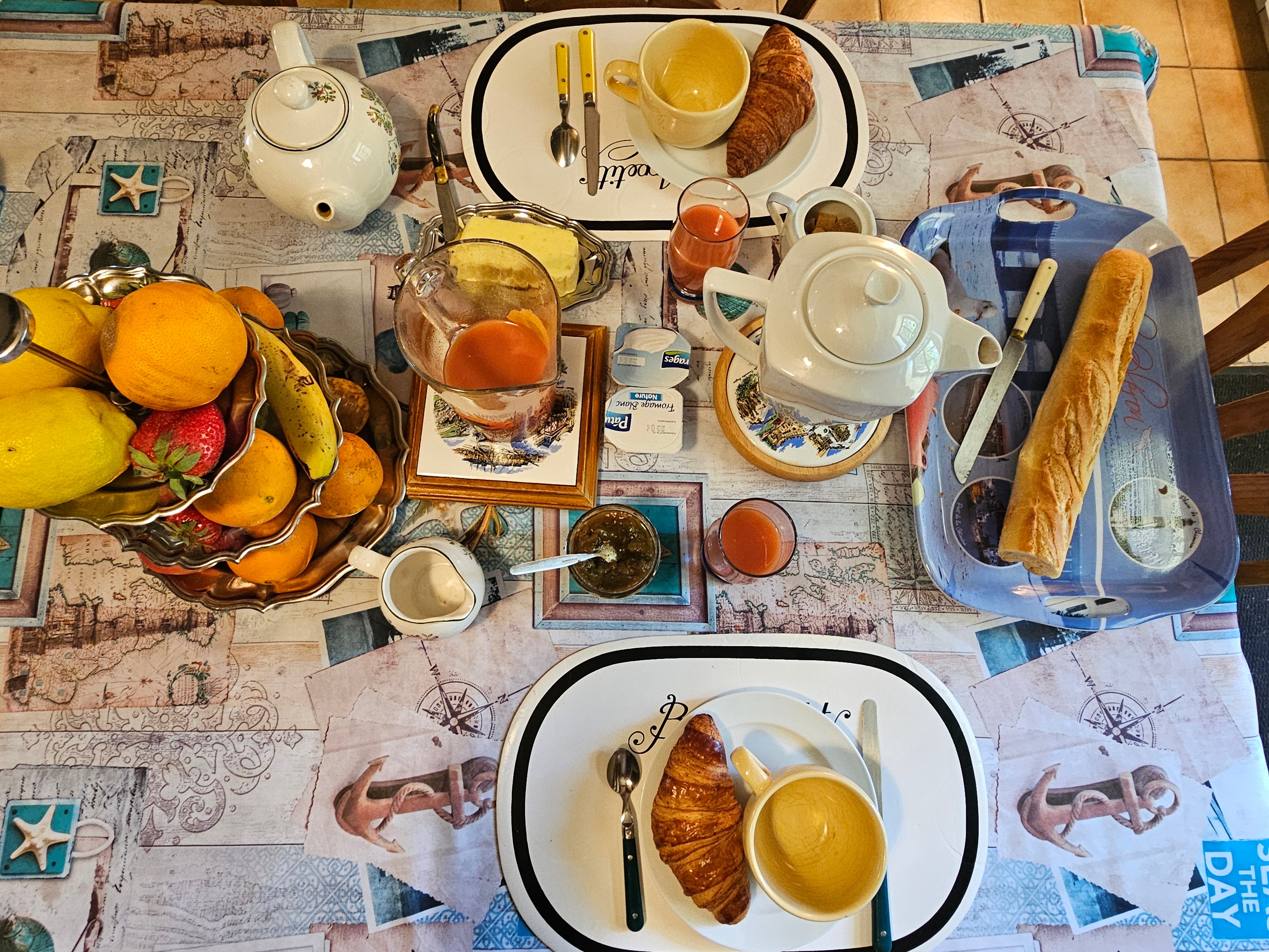 La salle des petits-déjeuners. Une cafetière et une bouilloire sont aussi à votre disposition tout au long de la journée.
