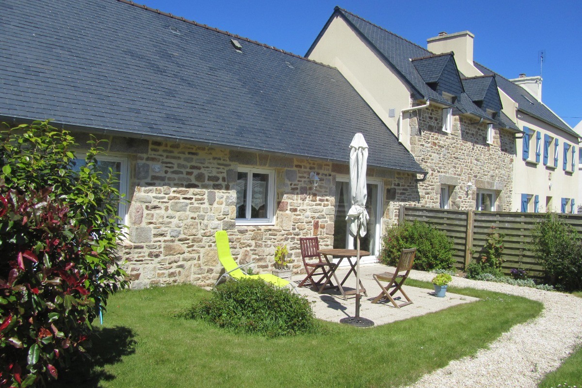 façade sud , gîte plain-pied, terrasse, jardin clos.
